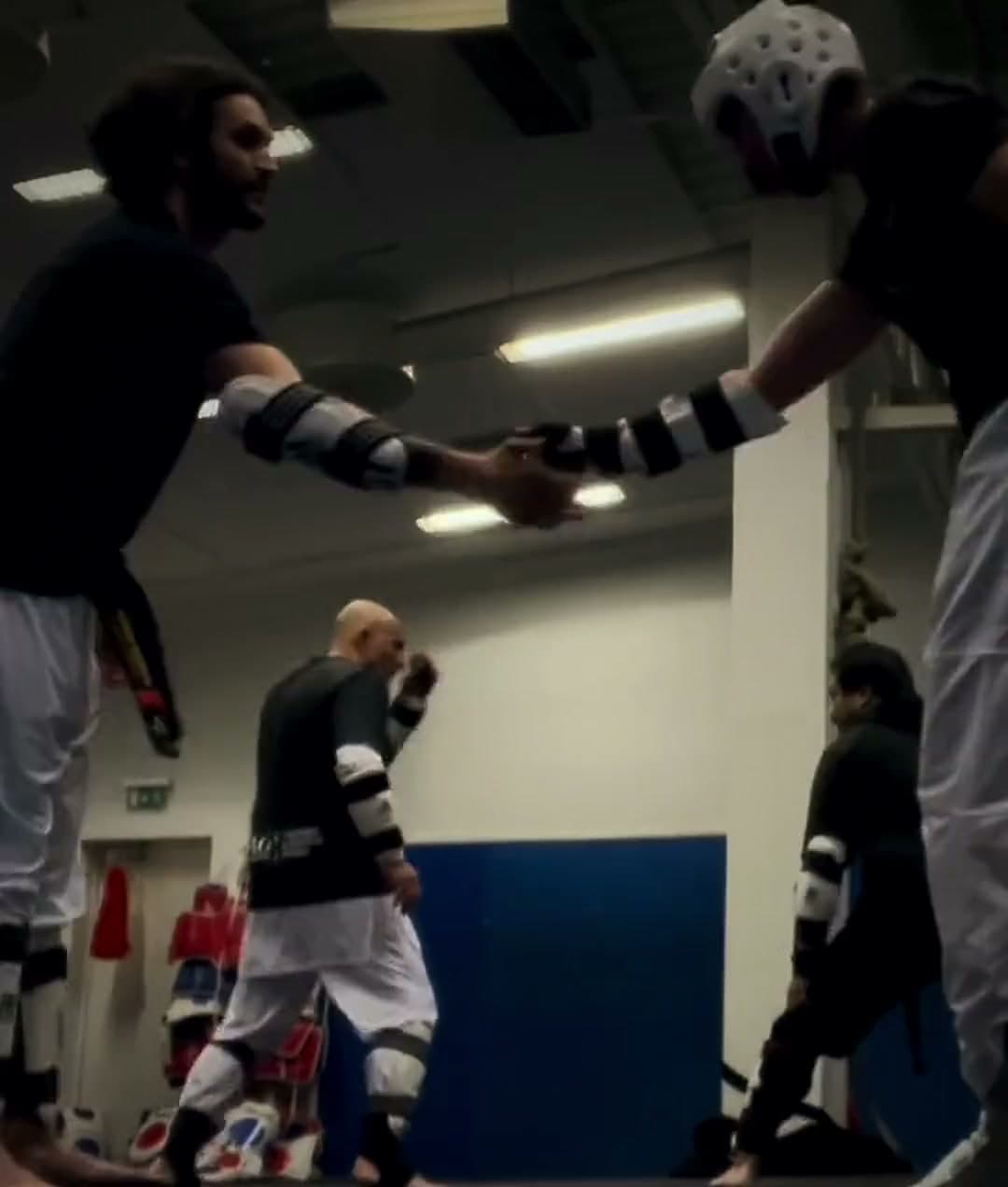Sparring i taekwondo med hjälm och skydd på Tao Kampsportcenter i Göteborg