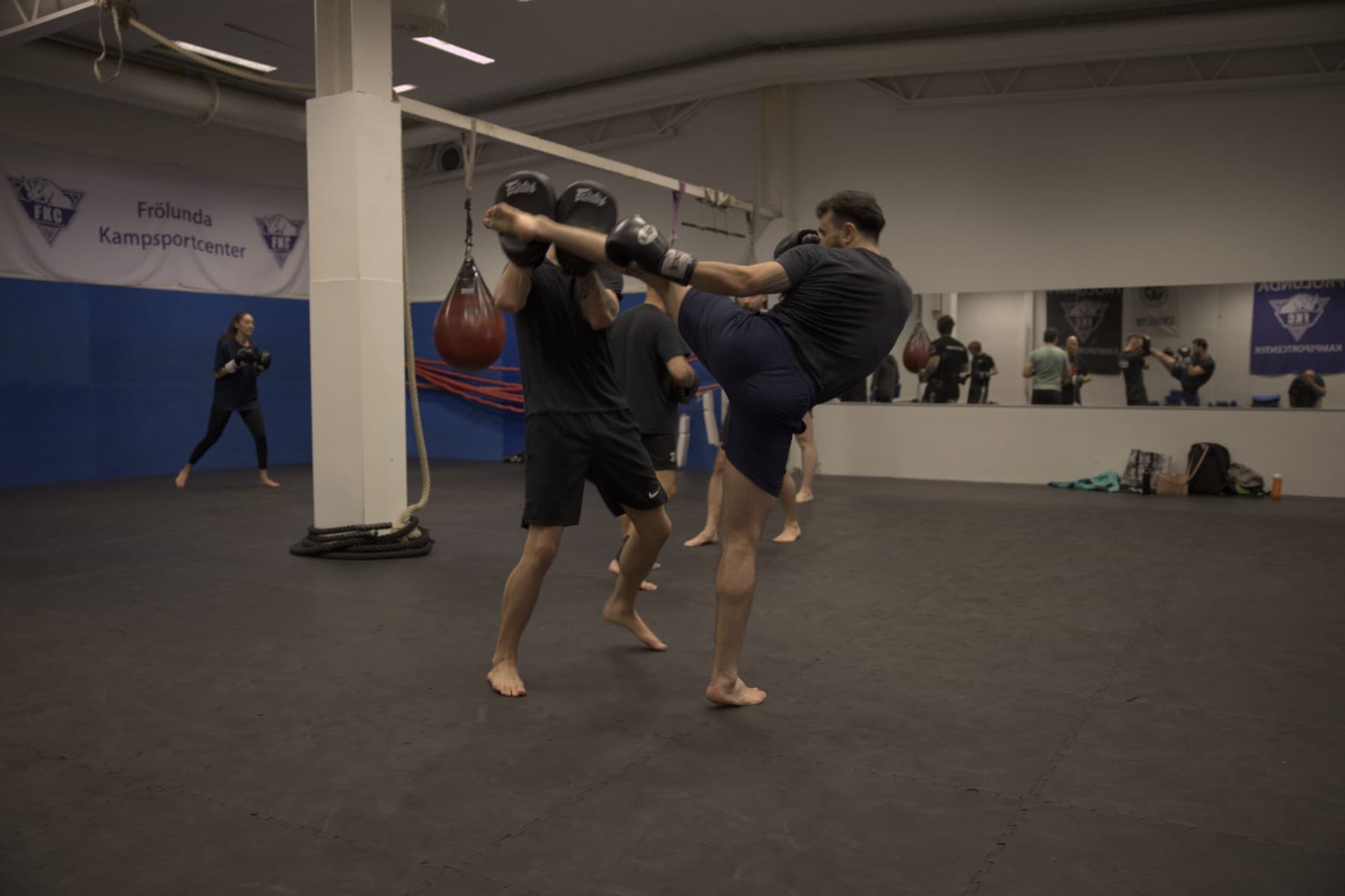 Hög spark under kickboxning på Kontrabasgatan